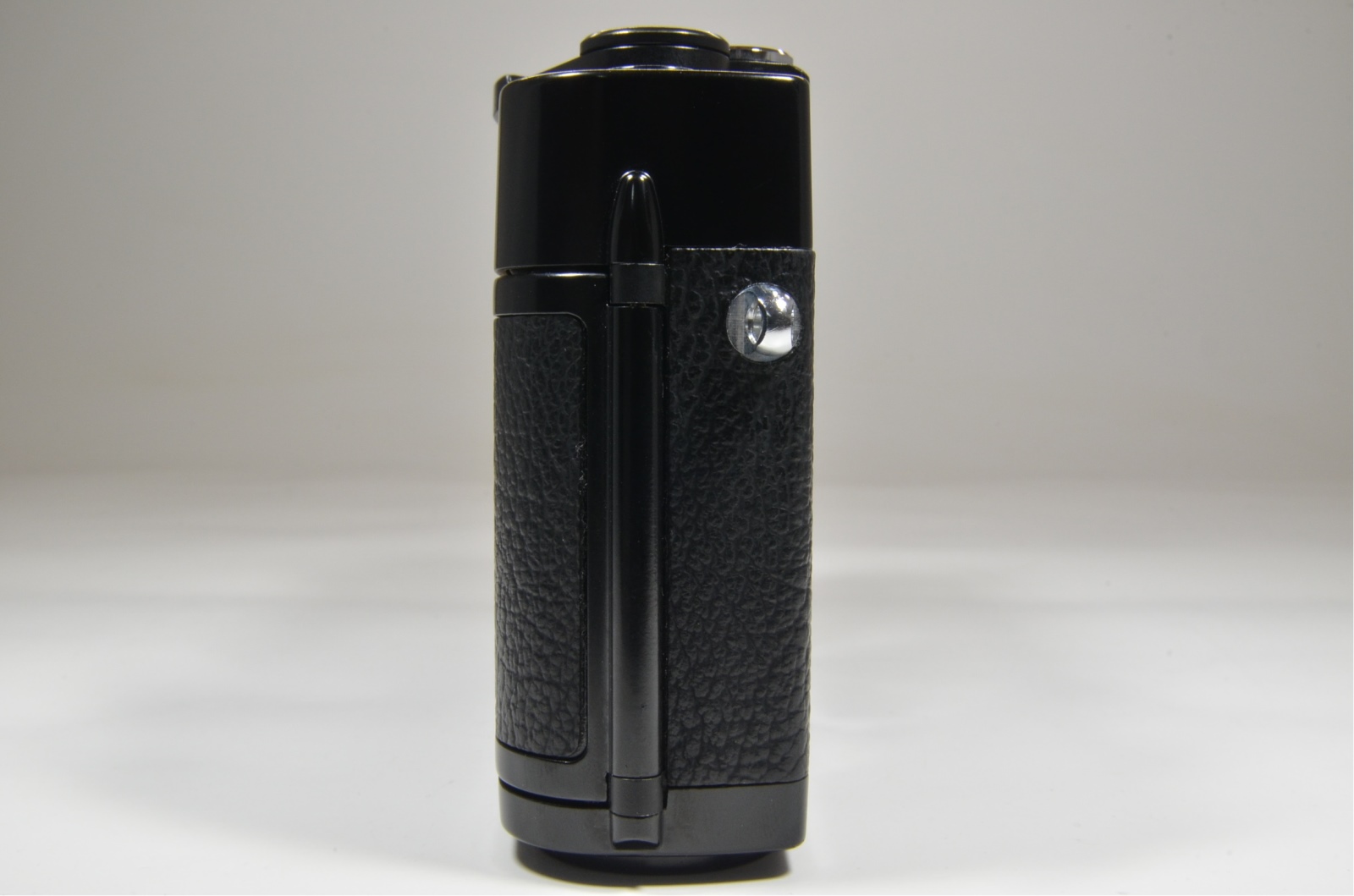 zeiss ikon zm 35mm rangefinder film camera in black with strap