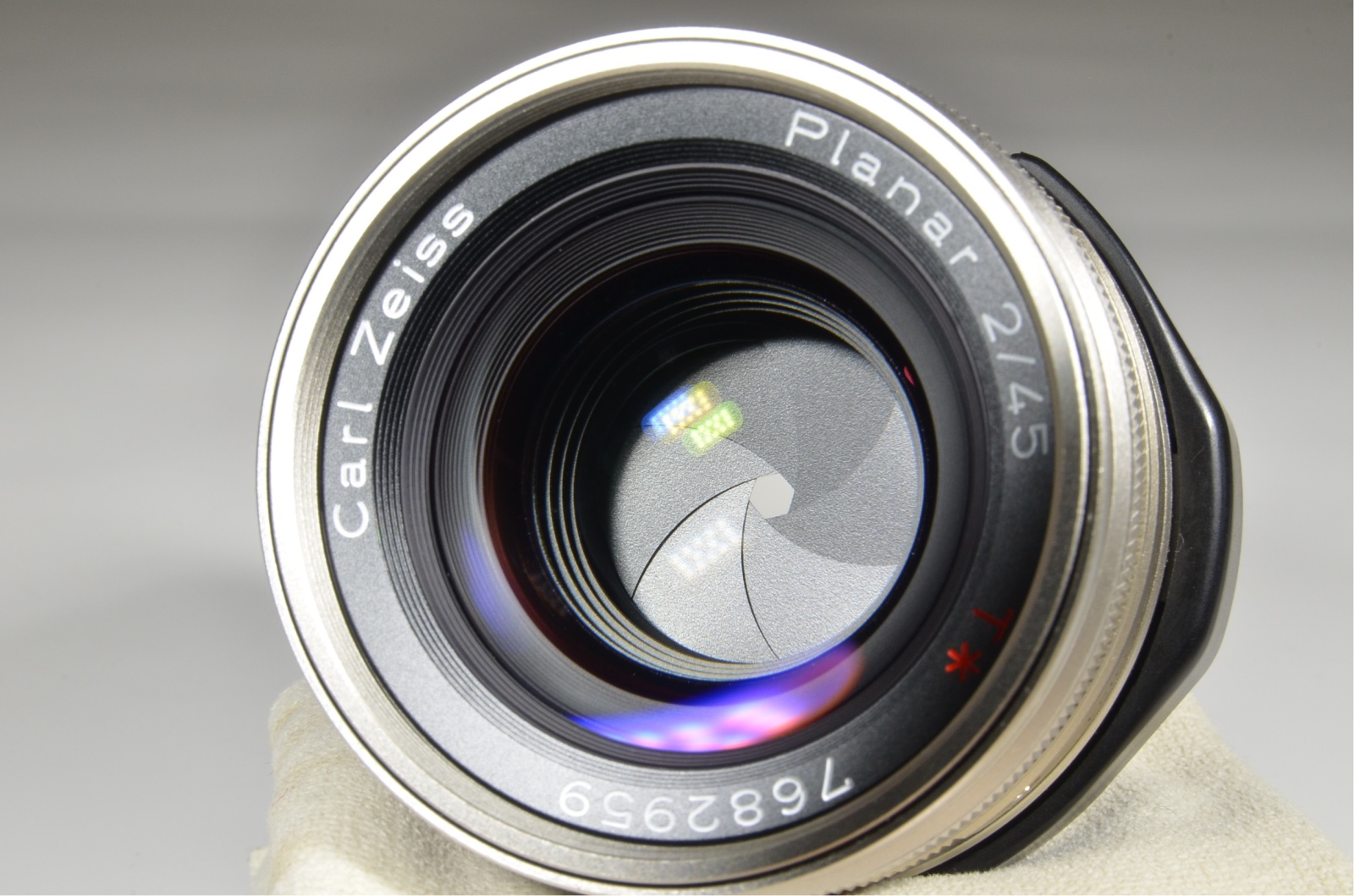 contax g2 35mm rangefinder film camera with planar 45mm f2