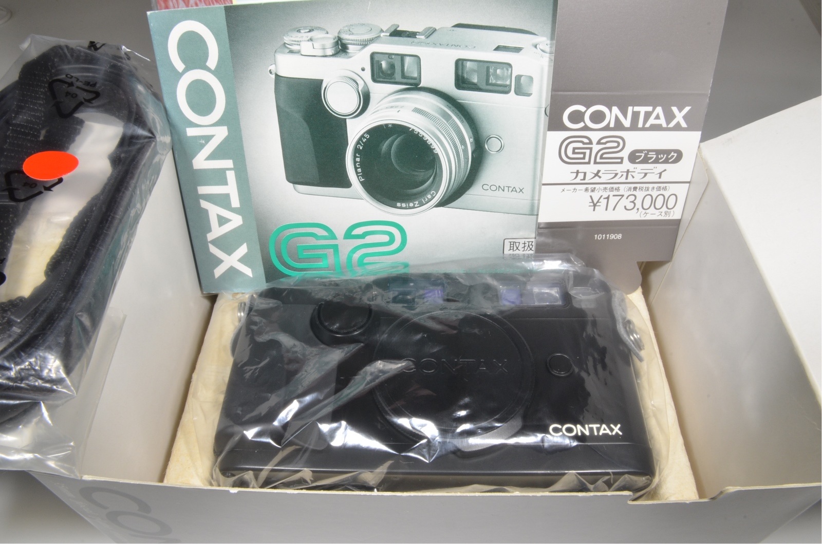 contax g2 35mm film camera black in boxed