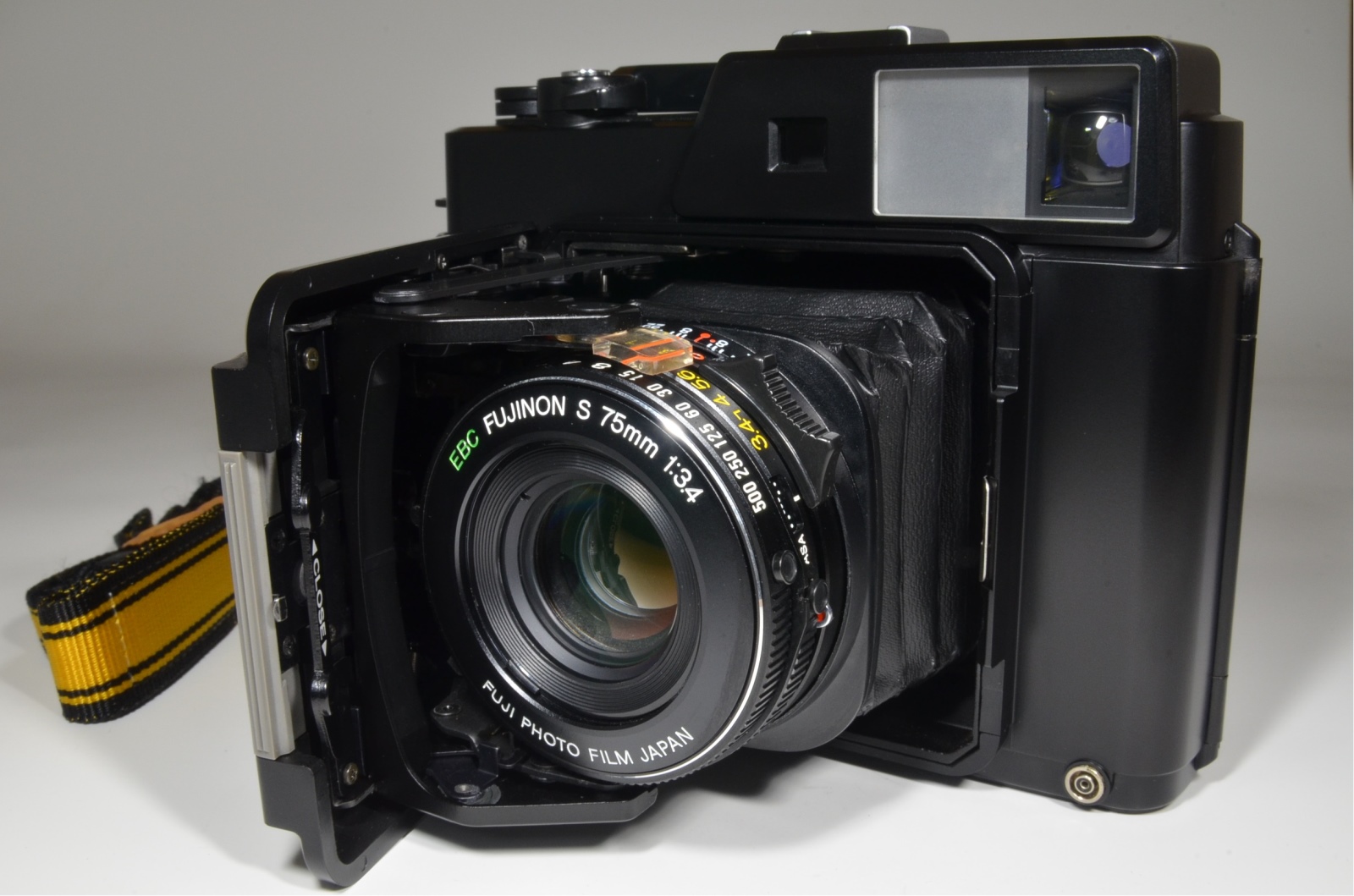 fujifilm fujica gs645 pro fujinon 75mm f3.4 medium format film camera