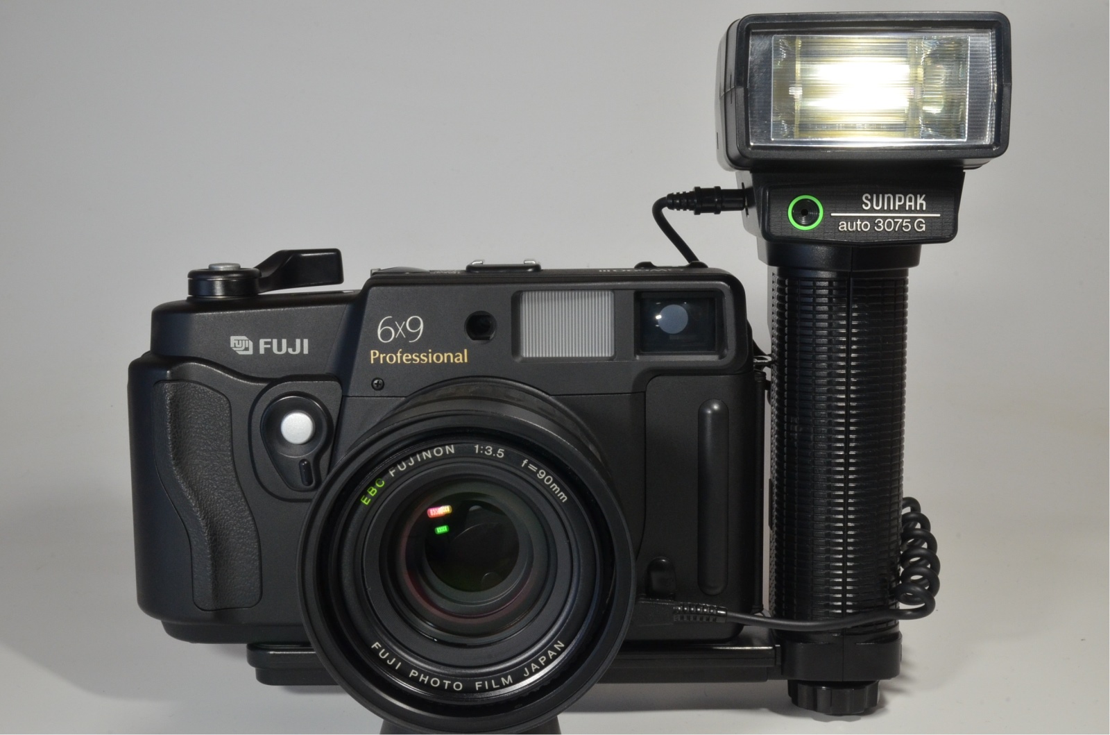 fujifilm gw690iii professional ebc 90mm f3.5 with flash sunpak auto 3075g