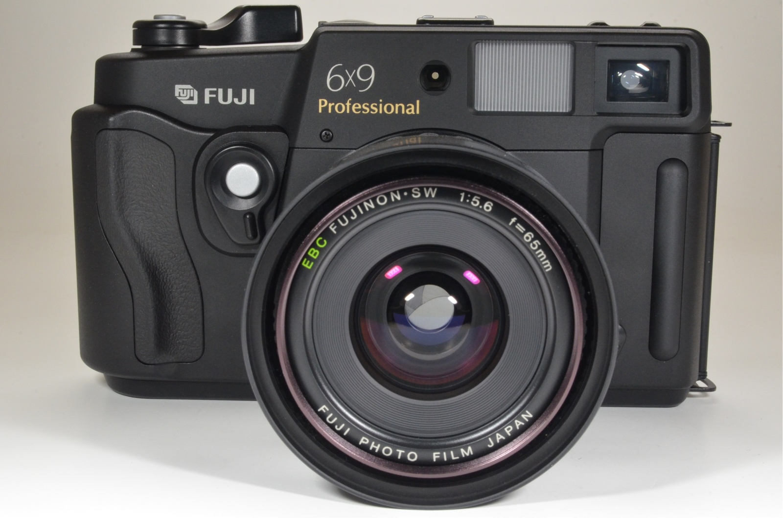 fuji fujifilm gsw690iii 65mm f5.6 count '060' medium format camera