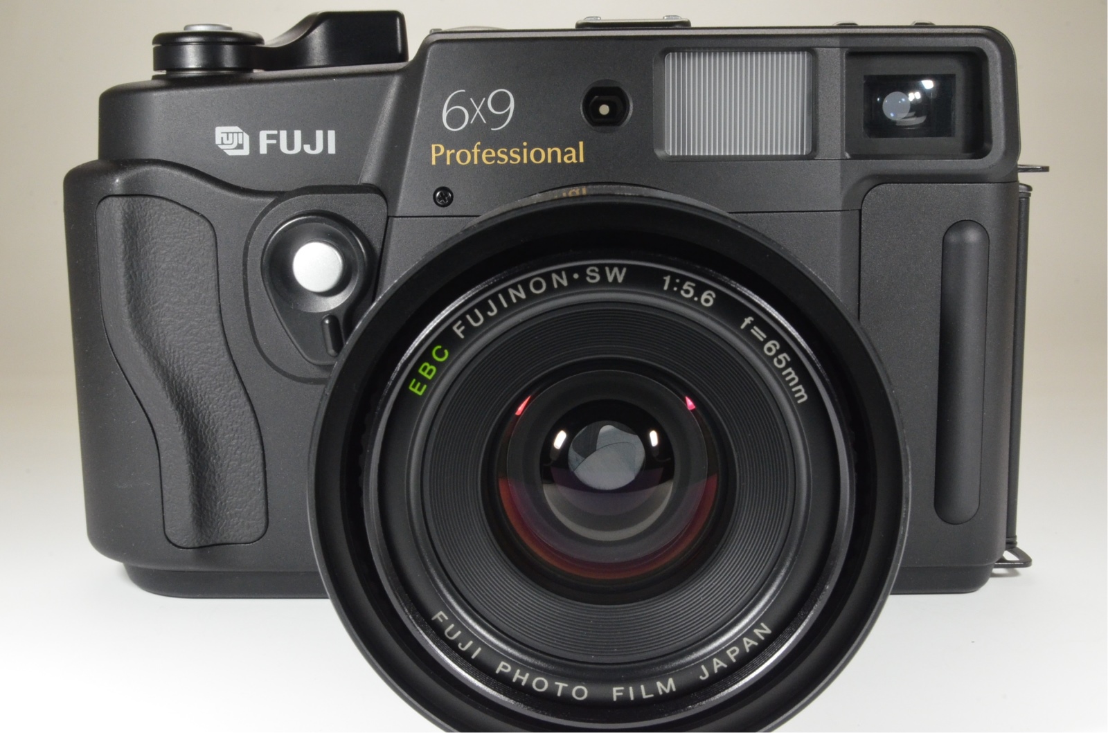 fuji fujifilm gsw690iii 65mm f5.6 count '015' medium format camera