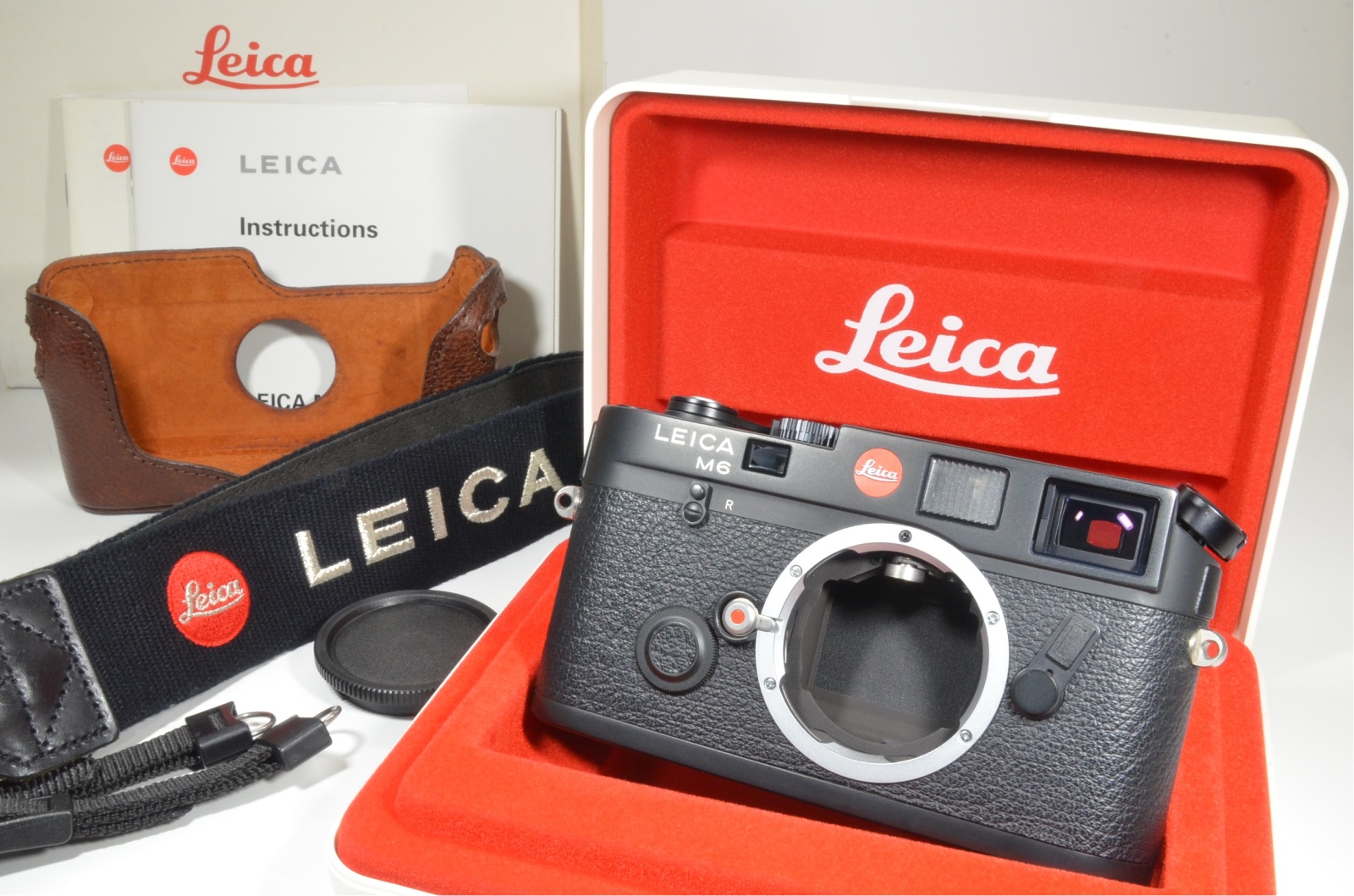 leica m6 black body in boxed 35mm rangefinder with half case and strap