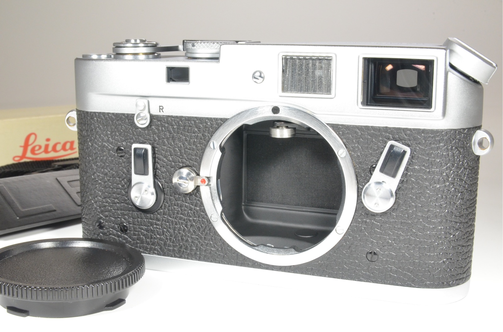 leica m4 35mm rangefinder film camera s/n 1230551 year 1969 with strap