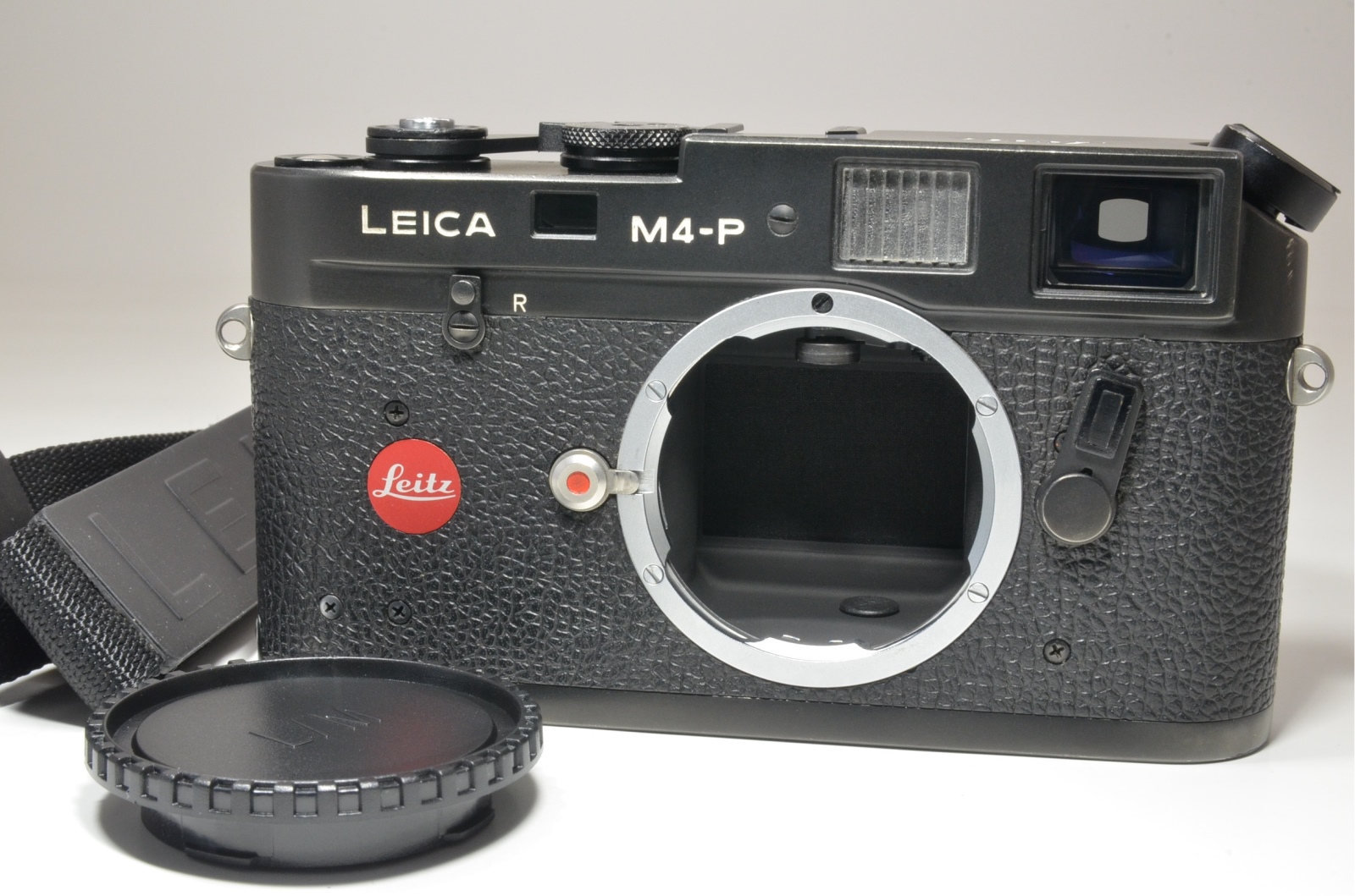leica m4-p black 35mm rangefinder film camera s/n *1552782 with strap