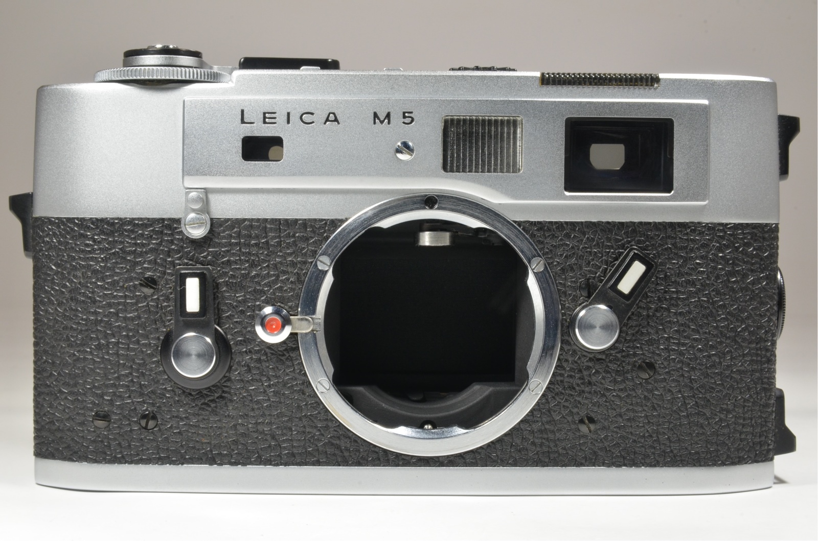 leica m5 chrome 3 lug year 1973 rangefinder camera with half case