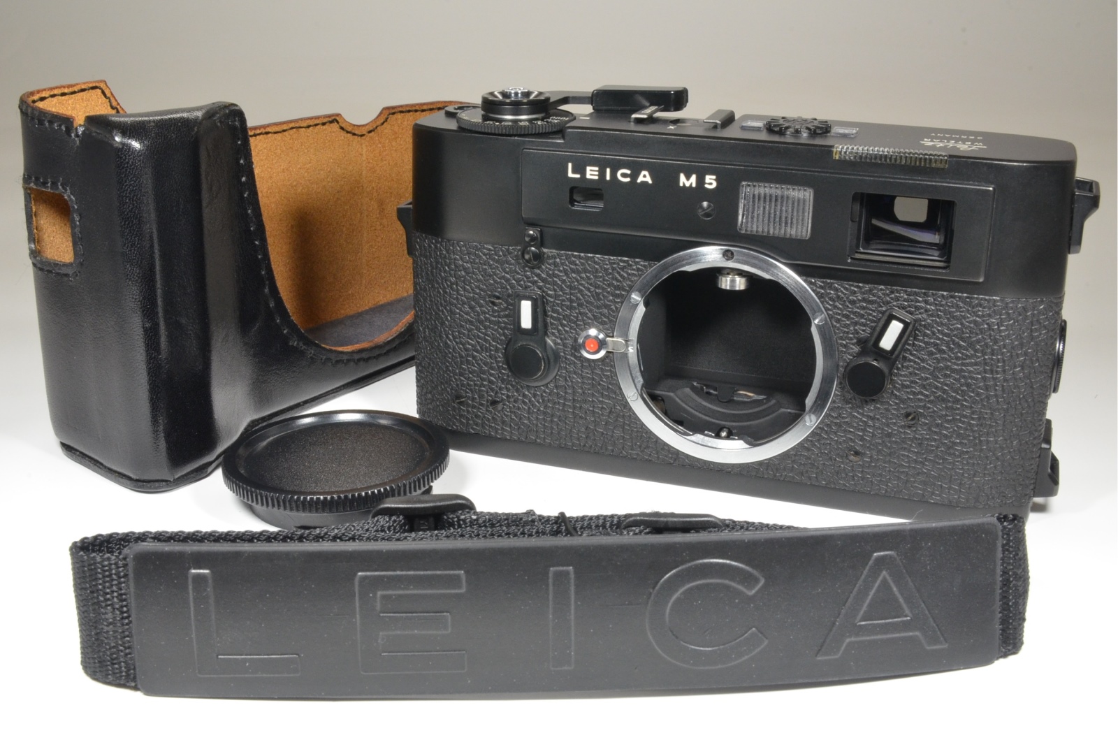 leica m5 black 3 lug serial no.1377872 year 1973 w/ half case