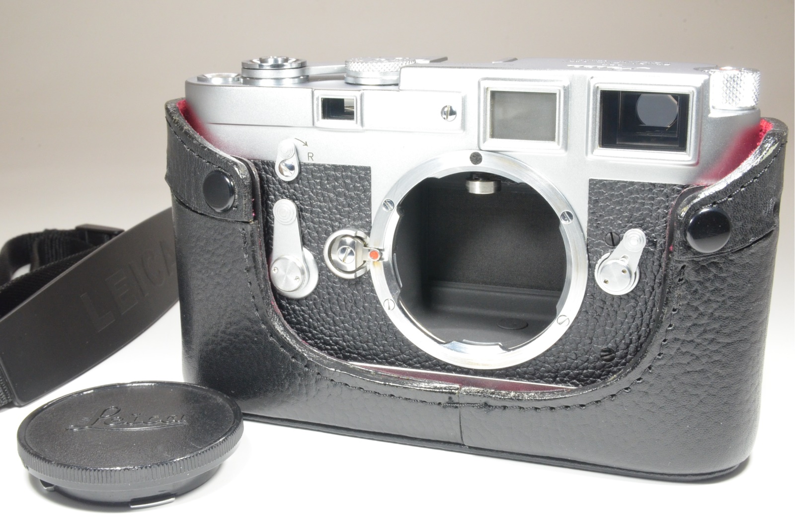 leica m3 single stroke s/n 985759 year 1959 with leather case and strap