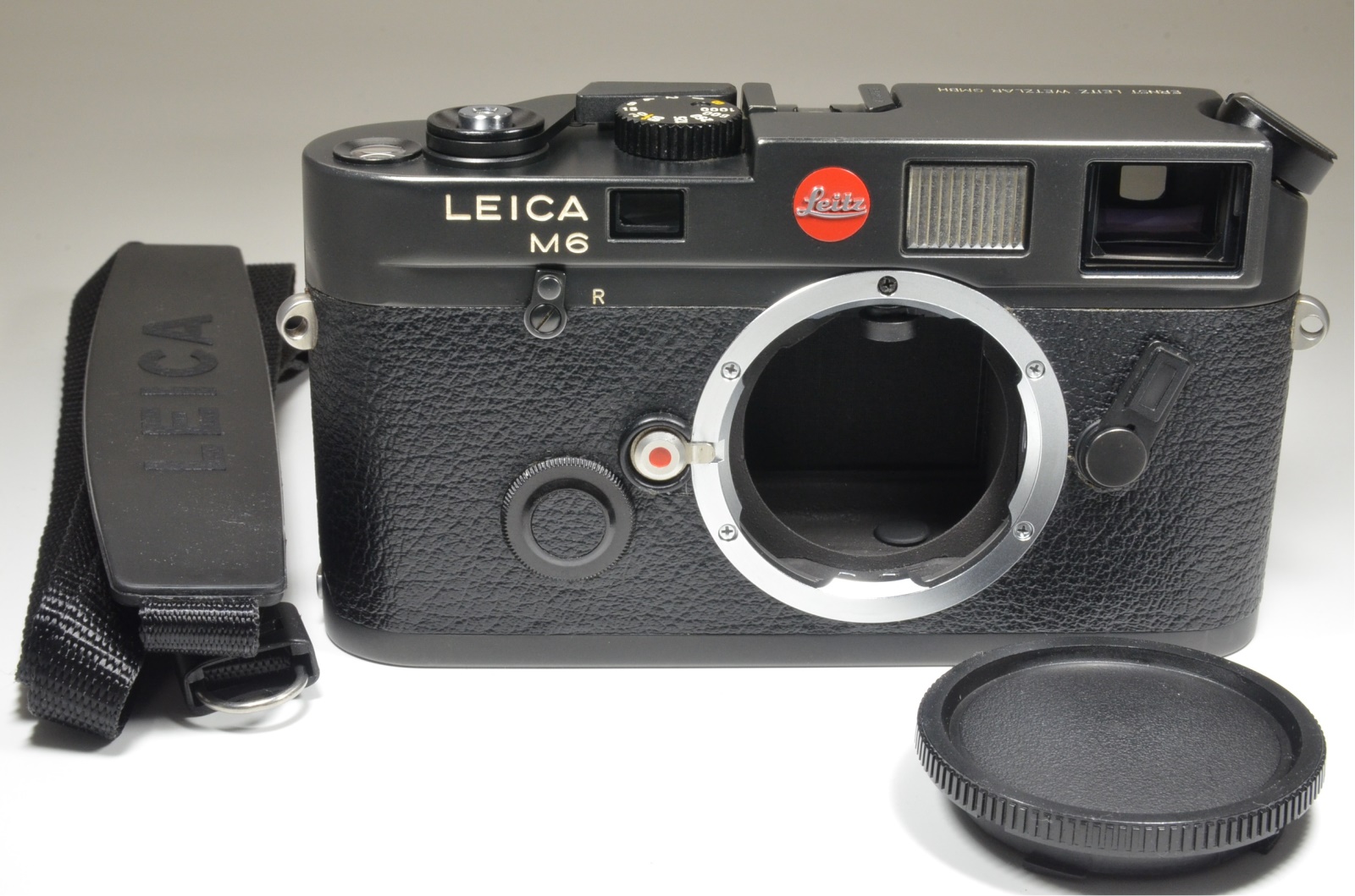 leica m6 0.72 black rangefinder no.1658937 year 1984 the camera cla'd recently