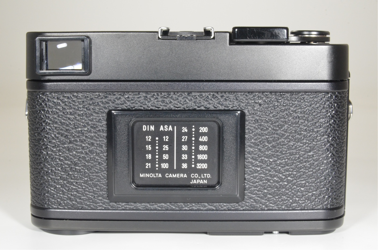 minolta cle 35mm film camera with m-rokkor 40mm f2, 28mm f2.8, 90mm f4 and flash