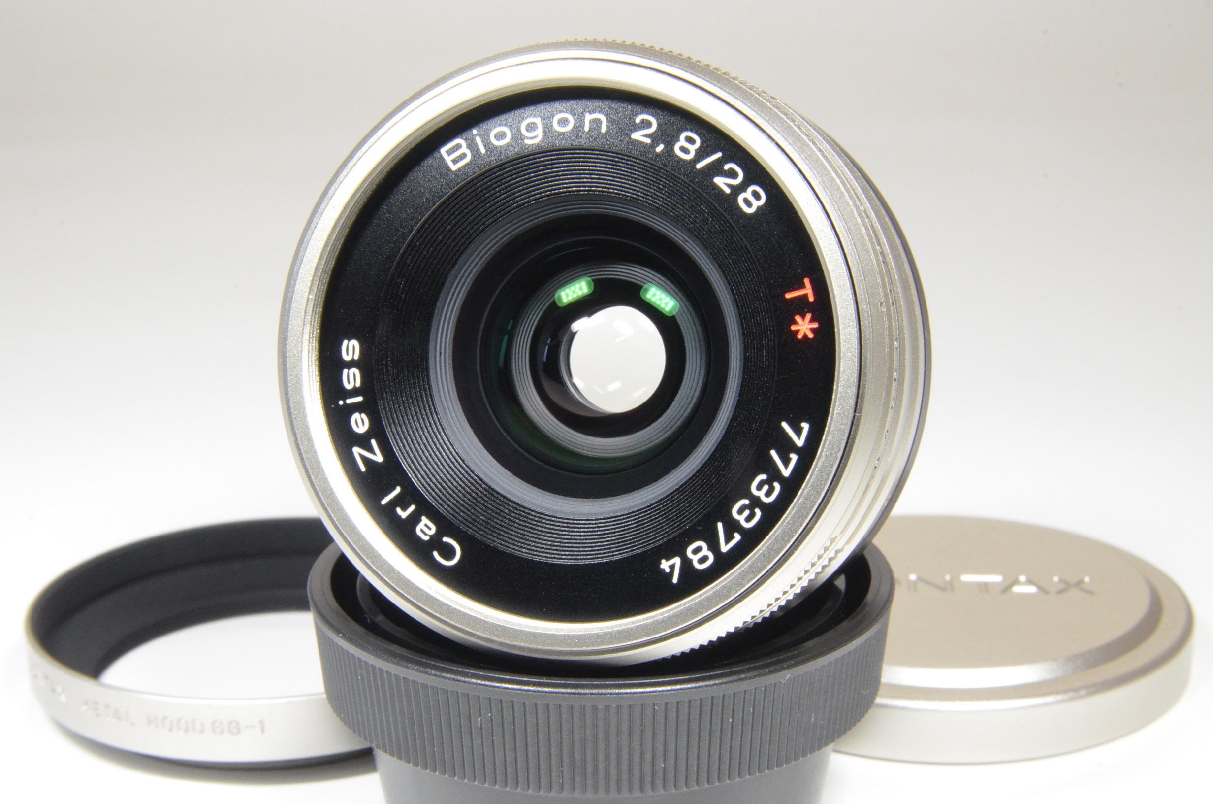 contax carl zeiss t* biogon 28mm f2.8 with lens hood