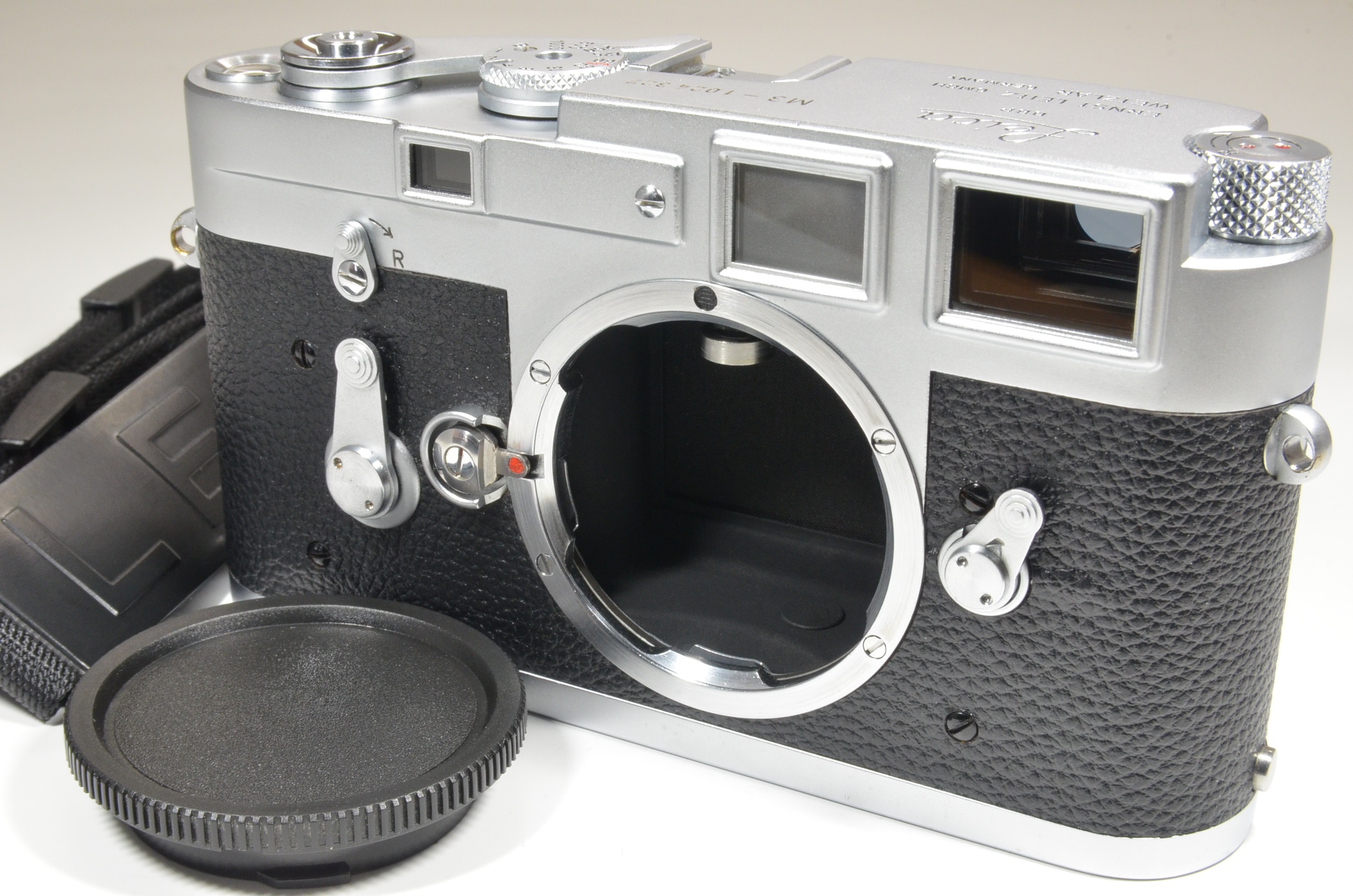 leica m3 single stroke year 1961 rangefinder s/n 1024327 with strap