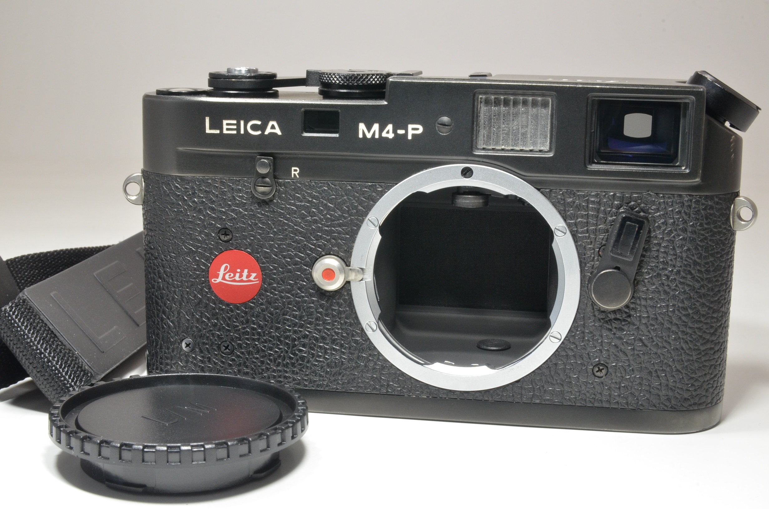 leica m4-p black 35mm rangefinder film camera s/n *1552782 w/ strap