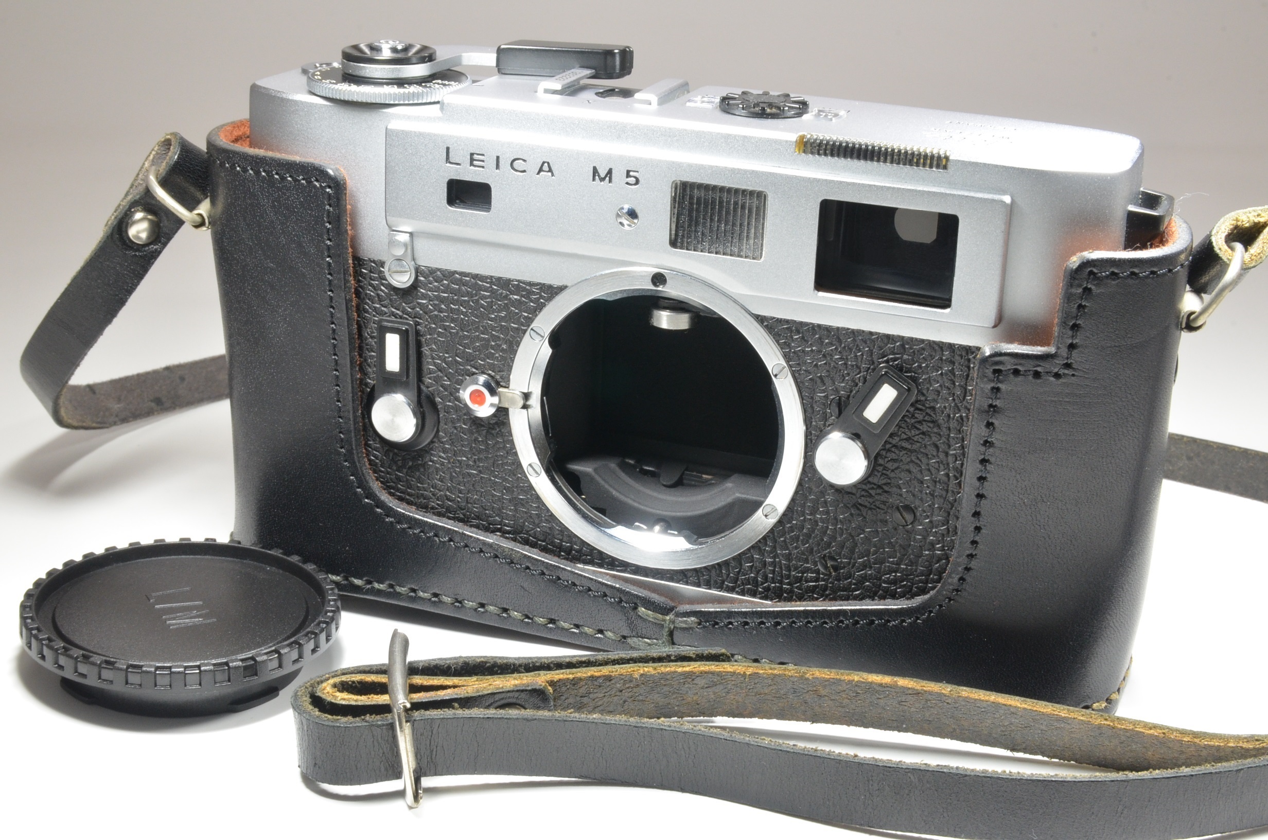 leica m5 chrome 3 lug year 1973 rangefinder camera with half case