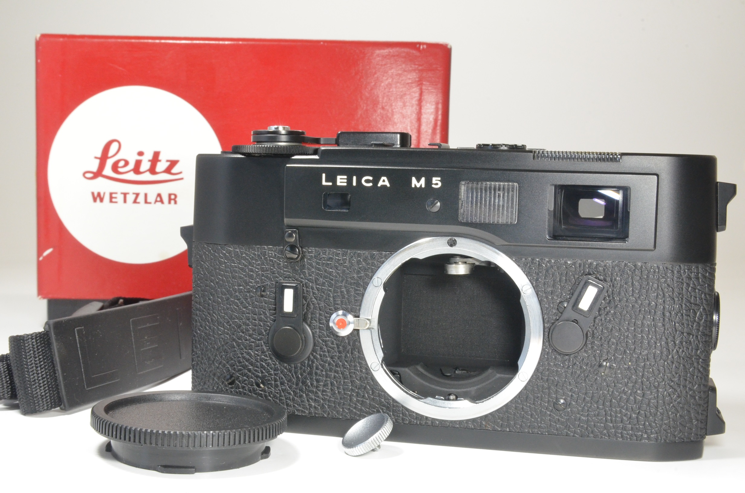 leica m5 black 3 lug serial no.1377846 year 1973 in boxed with strap