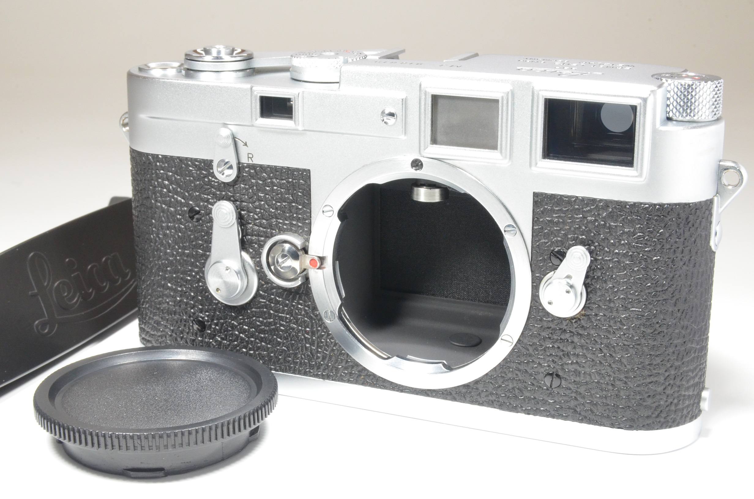 leica m3 double stroke s/n 918819 year 1958 with strap