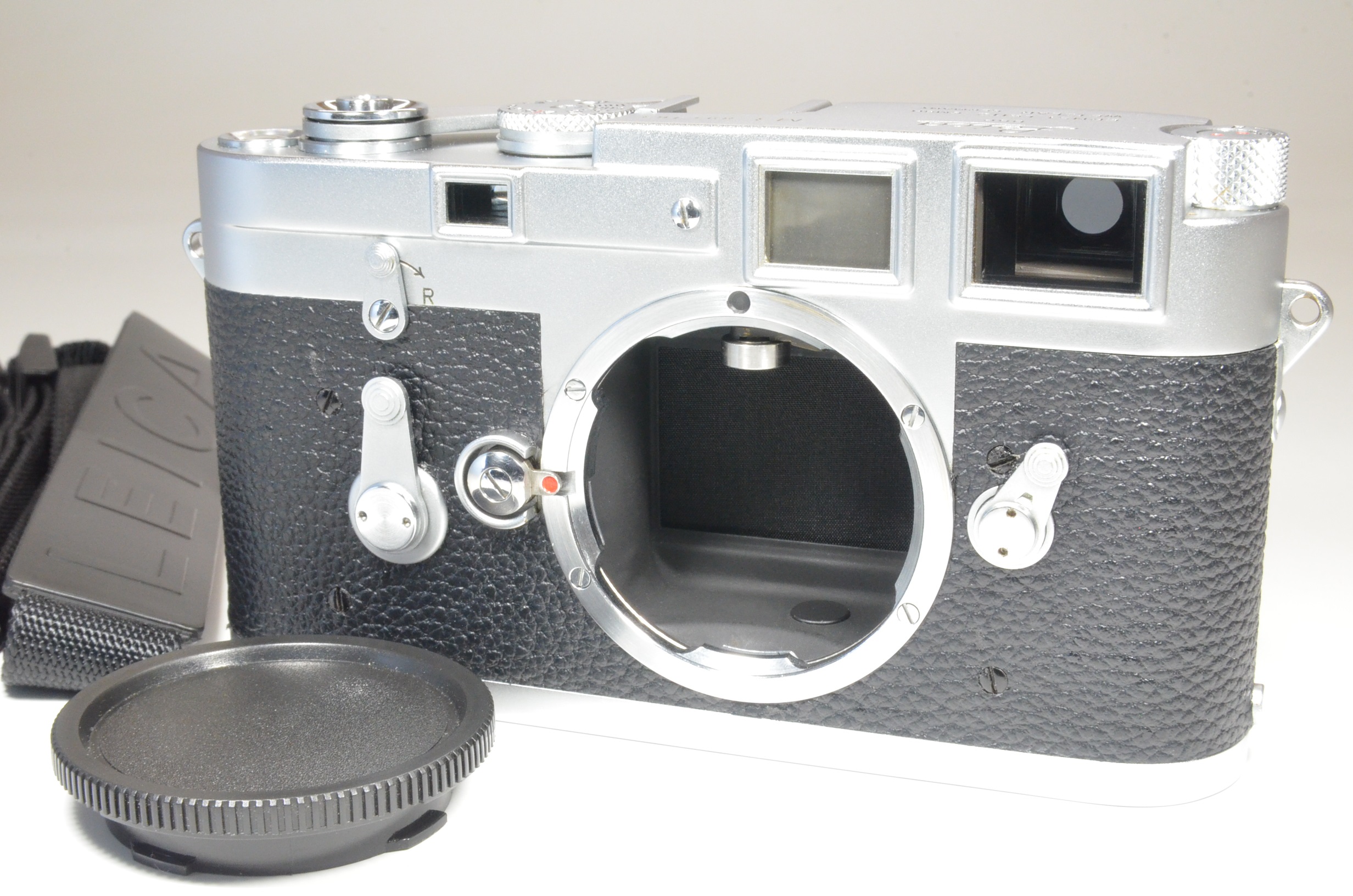 leica m3 double stroke s/n 894163 year 1957  the camera cla'd recently