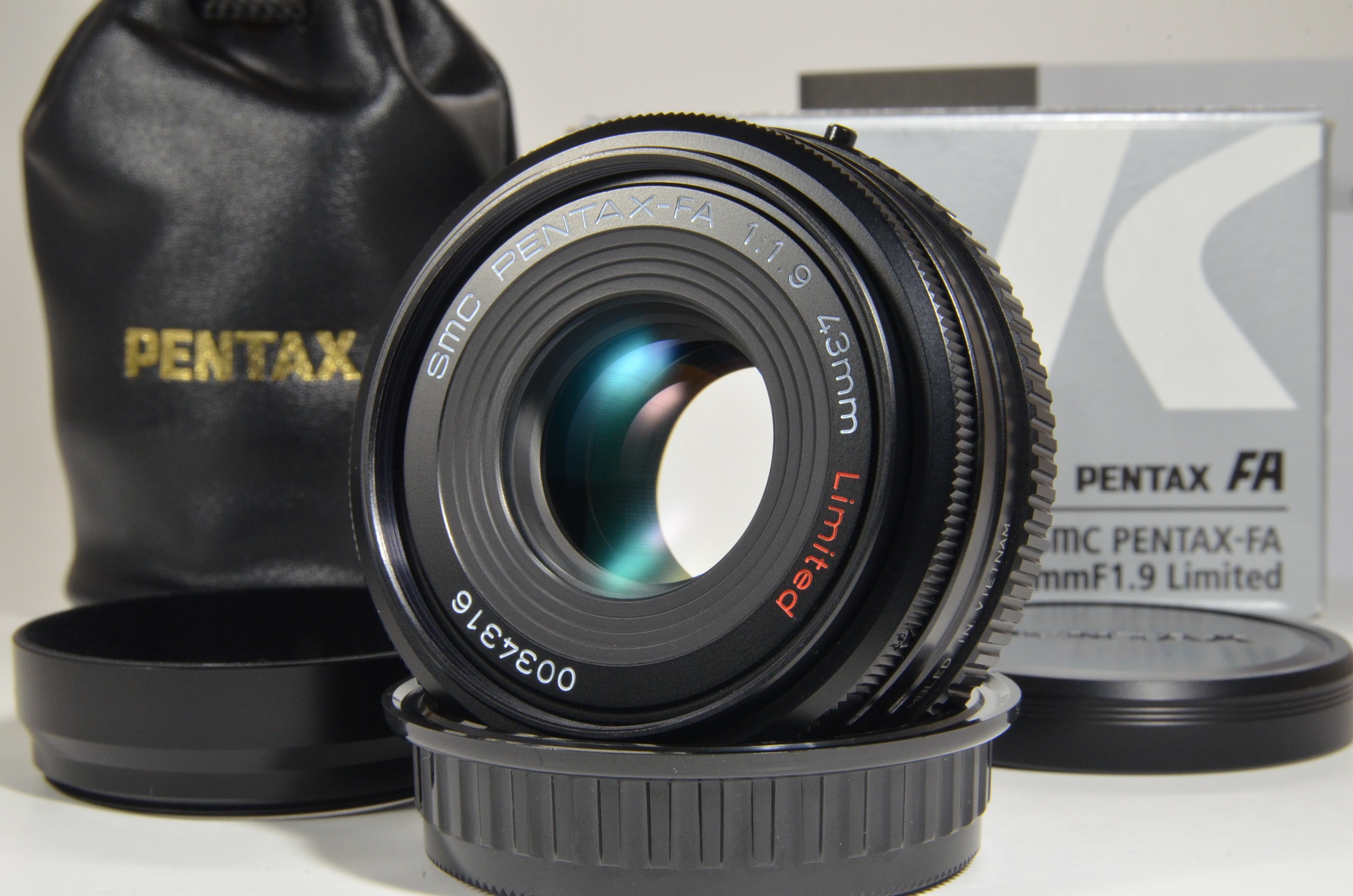 pentax smc fa 43mm f1.9 black limited lens in boxed